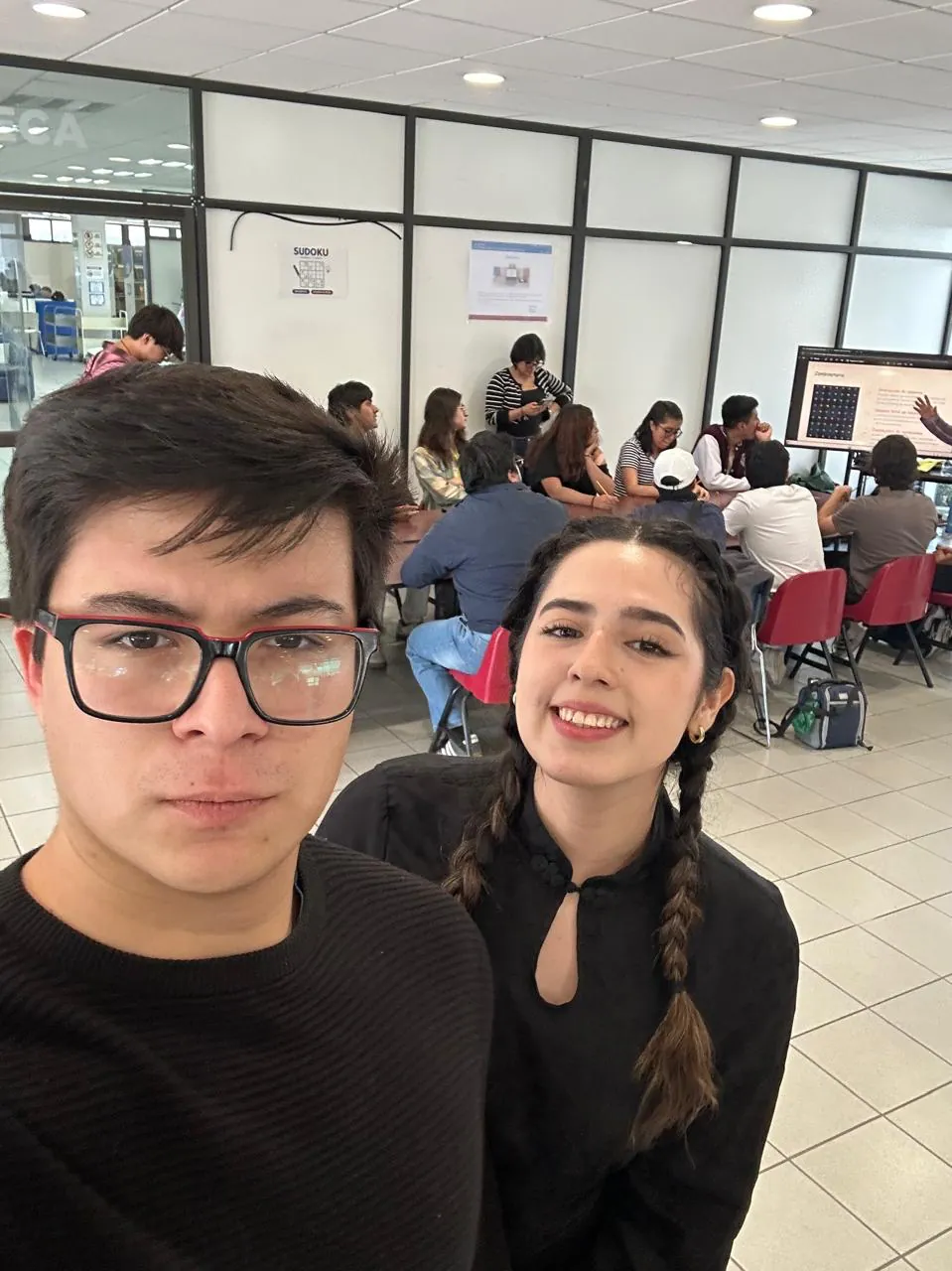 Rodrigo colaborando en una actividad de equipo