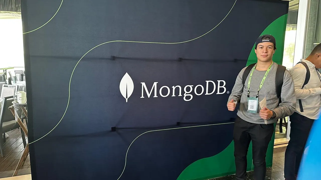 Rodrigo en un encuentro tecnológico de MongoDB